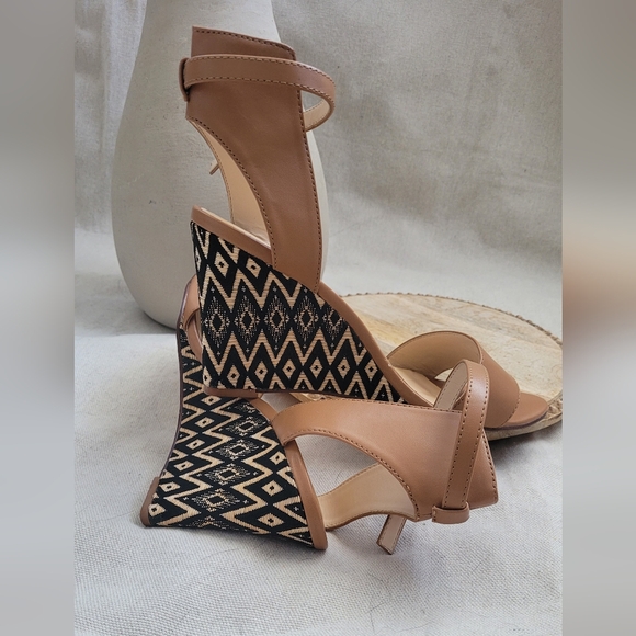 Nine West Tan Wedge Heels with Tribal Print Pattern Size 9 - Picture 3 of 12